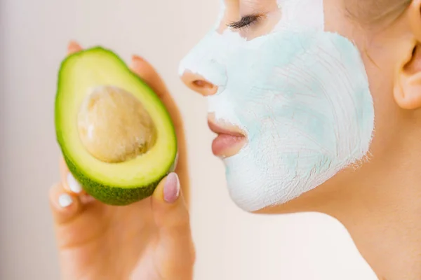 Mujer Joven Con Máscara Barro Verde Blanco Cara Sosteniendo Fruta — Foto de Stock