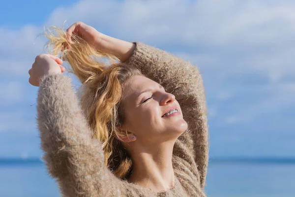 Feliz Retrato Mujer Rubia Sonriente Alegre Hembra Siendo Positiva Caminando — Foto de Stock