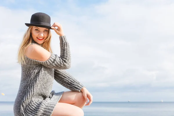 Mooie Jonge Blonde Vrouw Dragen Fedora Hoed Trui Jumper Poseren — Stockfoto