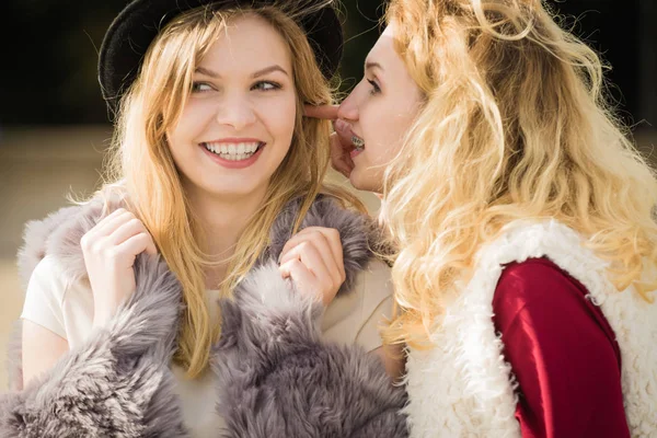 Dos Mujeres Moda Que Usan Trajes Elegantes Durante Clima Cálido — Foto de Stock