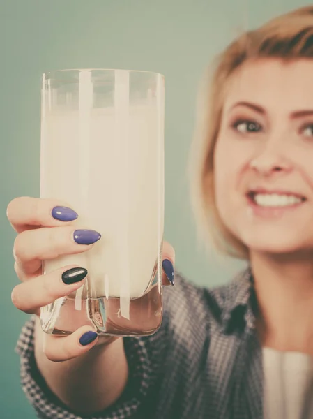 健康ドリンク 良好な栄養状態 乳製品の概念 ジェスチャを親指を示す牛乳のガラスを保持している女性 — ストック写真