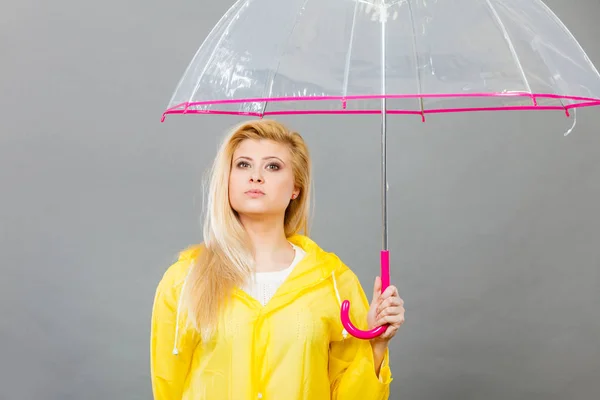 Mujer Rubia Aburrida Triste Vistiendo Impermeable Amarillo Sosteniendo Paraguas Transparente — Foto de Stock