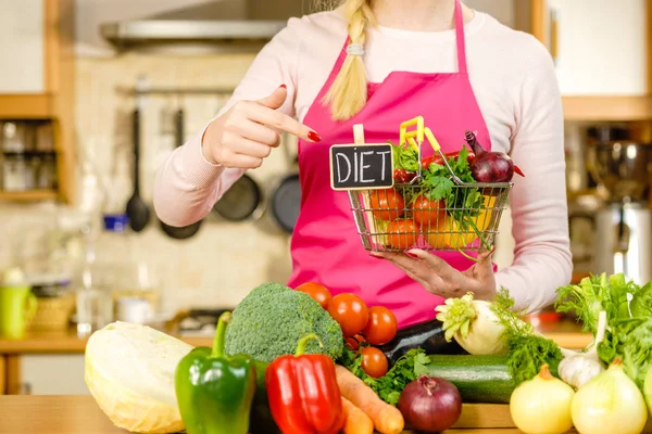 Bevásárlókosár Diétás Táblával Sok Színes Zöldséggel Egészséges Étkezési Életmód Vegetáriánus — Stock Fotó