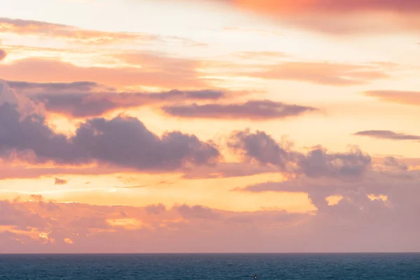 Céu Vermelho Laranja Após Pôr Sol Sobre Superfície Água Mar — Fotografia de Stock