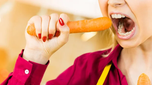 Verdura Che Buon Impatto Sui Denti Giovane Donna Mangiando Arancione — Foto Stock