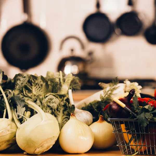 Winkelwagen Met Veel Kleurrijke Groenten Gezond Eten Levensstijl Voedingsstoffen Vegetarisch — Stockfoto