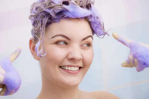 Vrouw Draagt Latex Beschermende Handschoenen Tijdens Het Aanbrengen Van Paarse — Stockfoto