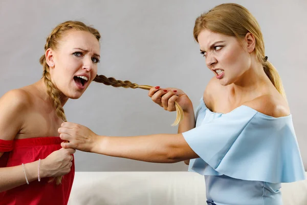 二人の若い可愛い女性が喧嘩をして怒っている 友情の競争と羨望の問題 — ストック写真