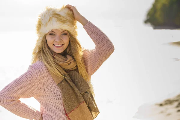 Teenage Female Spending Time Outdoor Beach Autumn Weather Wearing Sweater — Stock Photo, Image