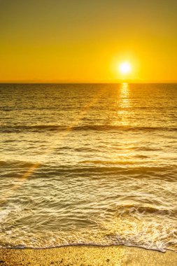 Manzaralı gün batımı ya da deniz yüzeyinde gün doğumu. Doğal manzara, güzel manzara.