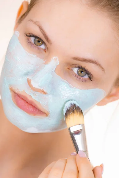 Mulher Jovem Aplicando Com Escova Máscara Lama Verde Para Enfrentar — Fotografia de Stock