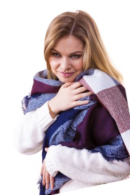 Yumuşak renkli, ılık, sonbahar şalı eşarbını takan kadın kendini rahat hissediyor. Sonbahar aksesuar konsepti.