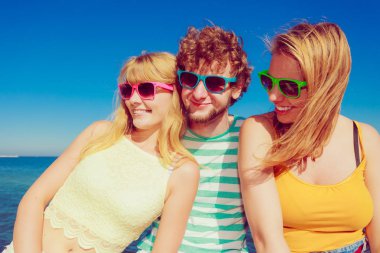 Dostluk mutluluk yaz tatil kavramı. Arkadaşlar çocuk iki kız eğleniyor açık, güneş gözlüğü sevinç oynak ruh grubu.