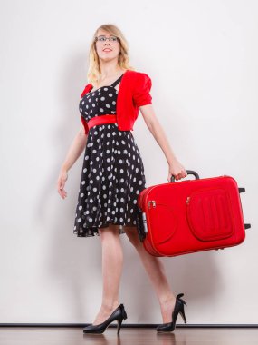 Seyahat tatil kavramı. Tam uzunlukta giyen polka dot siyah zarif genç kadın elbise topuklu kırmızı çanta ile yolculuk yolculuk için hazır