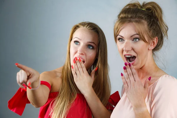 Twee Vrouwen Geschokt Open Mond Opgewonden Emotionele Meisjes Kijken Verbaasd — Stockfoto