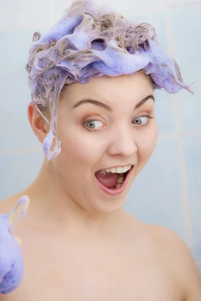 Mujer Aplicando Champú Para Colorear Cabello Mujer Que Tiene Producto —  Fotos de Stock