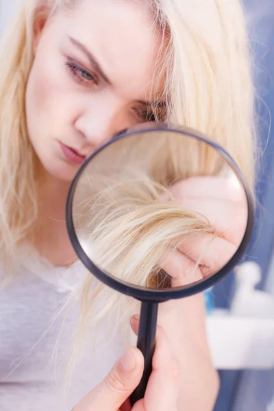 Догляд Волоссям Погані Наслідки Концепції Відбілювання Нещаслива Жінка Дивлячись Кінці — стокове фото