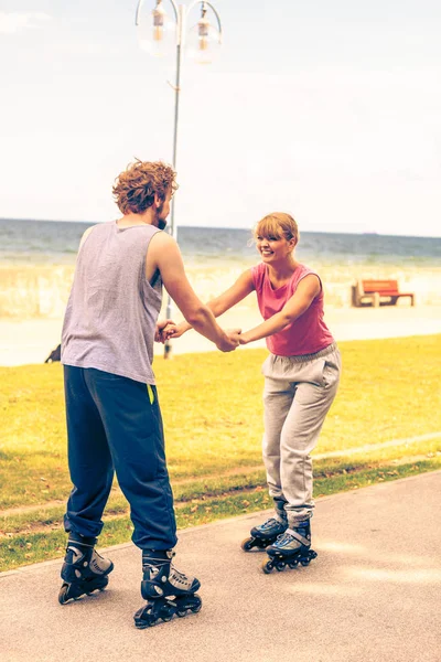 Orang Orang Aktif Teman Teman Dalam Setelan Pelatihan Rollerskating Luar — Stok Foto