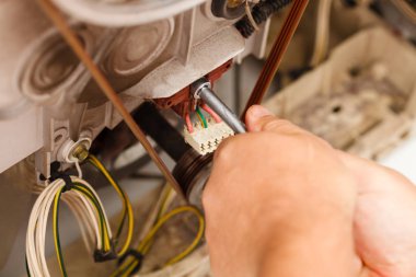 İç mekanik sanayi kavramı. Çamaşır makinesi tamir tamirci. Kırık aygıtını Düzelt için araçlarını kullanarak kişi.