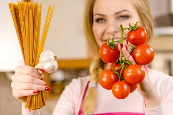 Женщина Длинной Макаронной Пастой Свежими Органическими Вкусными Помидорами Чесноком Готовящими — стоковое фото