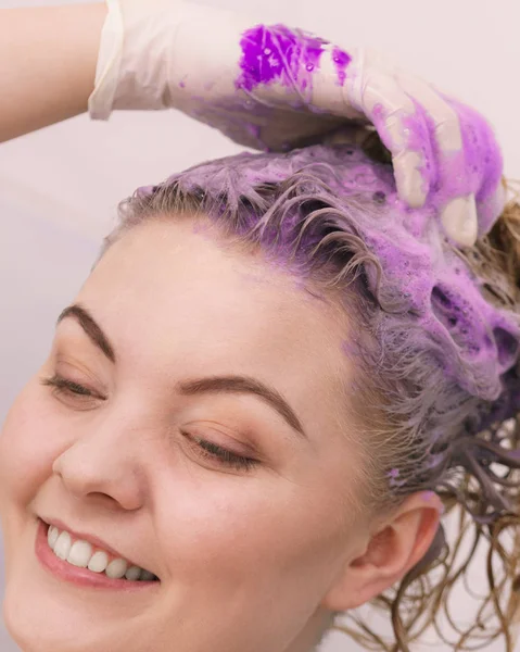 Frau Mit Lila Shampoo Auf Dem Kopf Unter Der Dusche — Stockfoto