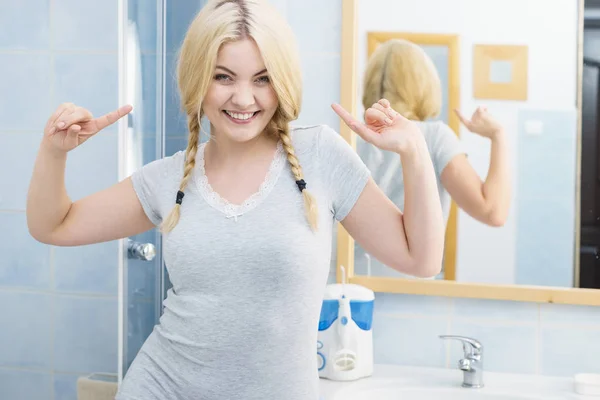 二つの編組の髪型で長いブロンドの髪を持って幸せな面白い女性 ヘアケアのコンセプト — ストック写真