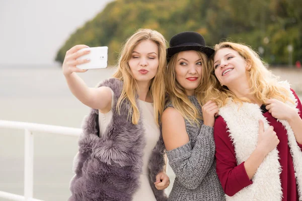 Tres Hembras Tomando Selfies Divirtiéndose Aire Libre Usando Teléfono Inteligente — Foto de Stock