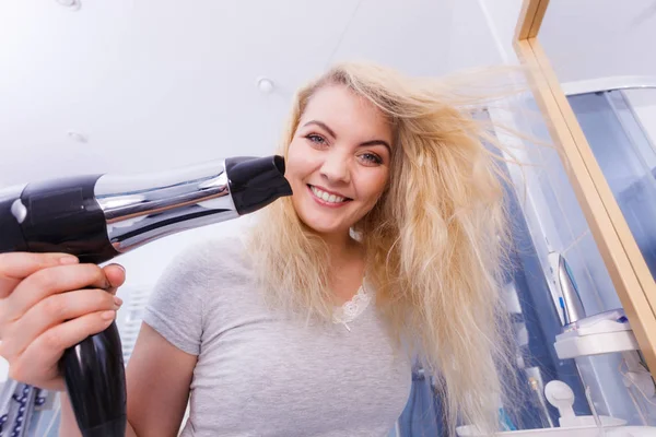 Haarpflege Schöne Langhaarige Blonde Frau Trocknet Die Haare Badezimmer Lächelndes — Stockfoto