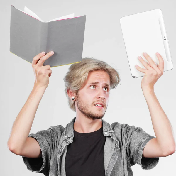 Manlig Student Håller Ebook Läsare Och Bok Val Mellan Modern — Stockfoto