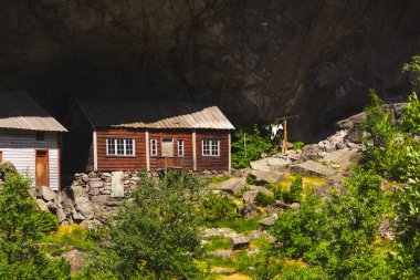 Helleren evleri, Egersund ve Flekkefjord arasındaki 44 yolu boyunca Jossingfjord 'da, Sokndal Belediyesi, Norveç. Turist eğlencesi.