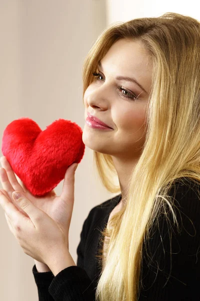 Mujer Romántica Sosteniendo Pequeña Almohada Esponjosa Forma Corazón Rojo Regalo — Foto de Stock