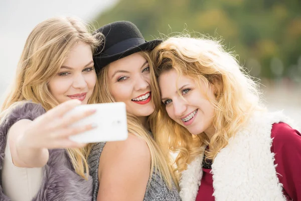 Três Fêmeas Tirando Selfies Divertindo Livre Usando Telefone Inteligente Para — Fotografia de Stock