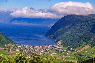 Dağlar fiyortları manzara. Vikafjellet valley Stolsheimen Batı Norveç Fiyordu adlı köyde Vik ile. Norveç yaz manzara. Tatil ve seyahat.