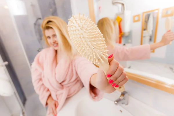 Mulher Loira Feliz Segurando Mostrando Sua Escova Cabelo Cabeleireiro Penteado — Fotografia de Stock