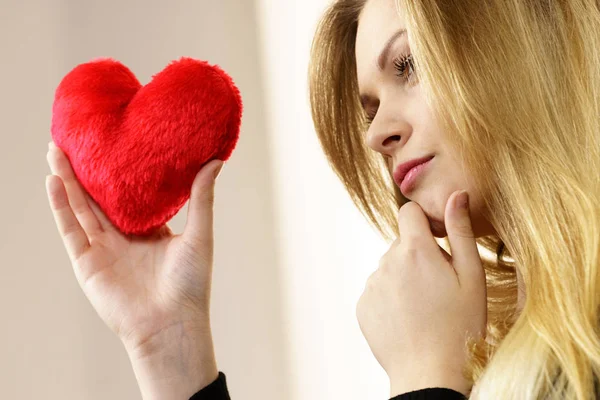 Nostálgica Hermosa Hembra Sosteniendo Mirando Corazón Rojo Forma Almohada Pequeña —  Fotos de Stock