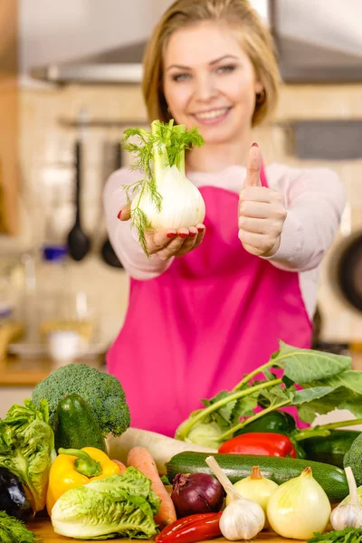 Mulher Cozinha Segurando Verde Fresco Erva Doce Bulbo Vegetal Dona — Fotografia de Stock