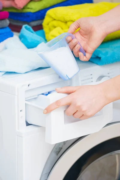 Lavar Detergente Copo Medição Derramando Máquina Deveres Domésticos Roupas Lavanderia — Fotografia de Stock