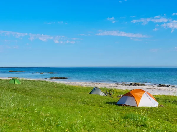 Tenda Praia Litoral Verão Acampar Costa Oceânica Arquipélago Lofoten Noruega — Fotografia de Stock