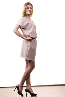 Zarif, pembe bir elbise giyen şık, güzel bir kadın şık ve şık bir elbise giyiyor..