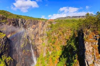 Voringsfossen şelalesi yazın gökkuşağı ile, Mabodalen Vadisi Norveç. Ulusal turist Hardangervidda güzergahı, 7 nolu turist yolu, Eidfjord gezi turu.