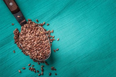 Sağlıklı gıda. Keten tohumu keten mutfak kaşık keten yeşil renk arka plan üzerinde