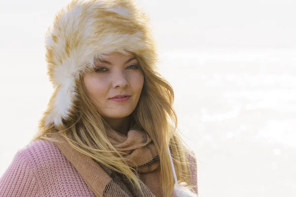 Pretty Fashion Model Wearing Furry Warm Hat Enjoying Sun Spring — Stock Photo, Image