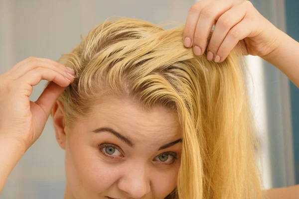 Yağlı Saçlarıyla Sorunu Olan Sarışın Bir Kadın Banyoda Kendine Bakıyor — Stok fotoğraf