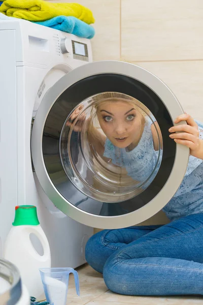 Mulher Olhando Para Dentro Das Portas Máquina Lavar Roupa Pesquisando — Fotografia de Stock