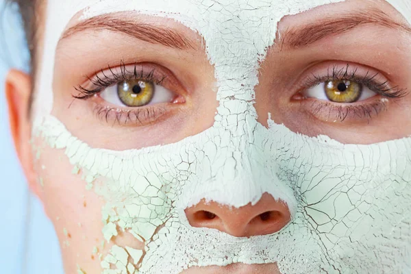 Närbild Kvinna Med Grön Lera Mask Ansiktet Detalj Tonårstjejen Har — Stockfoto
