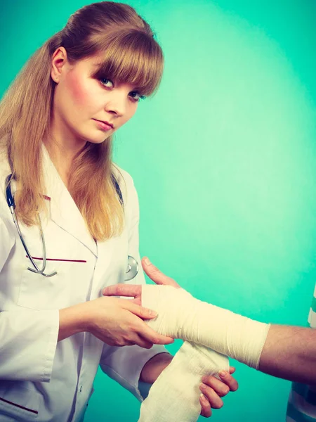 Medicin Och Vård Kvinnliga Läkare Bandage Manliga Hand Stukad Handled — Stockfoto