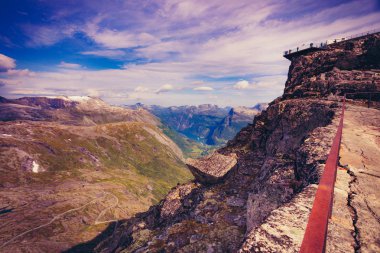 Dalsnbba bölgesinden Geirangerfjord ile panoramik dağlar manzarası. Geiranger Skywalk dağdaki platformu uzaktan görüyor. Norveç.