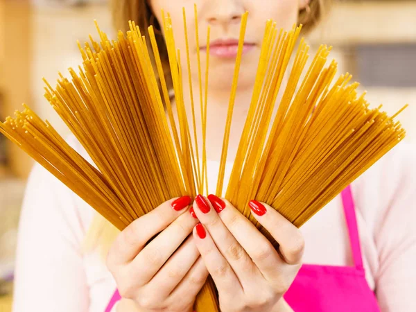 Женщина Длинными Макаронами Готова Приготовить Спагетти Концепция Здорового Питания — стоковое фото