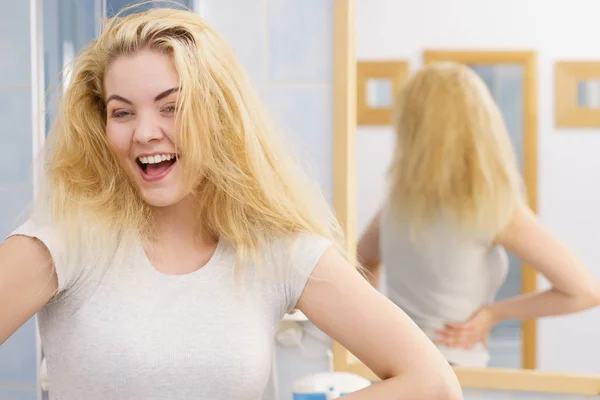 Jovem Loira Feliz Depois Acordar Banheiro Sentimento Feminino Grande Fresco — Fotografia de Stock