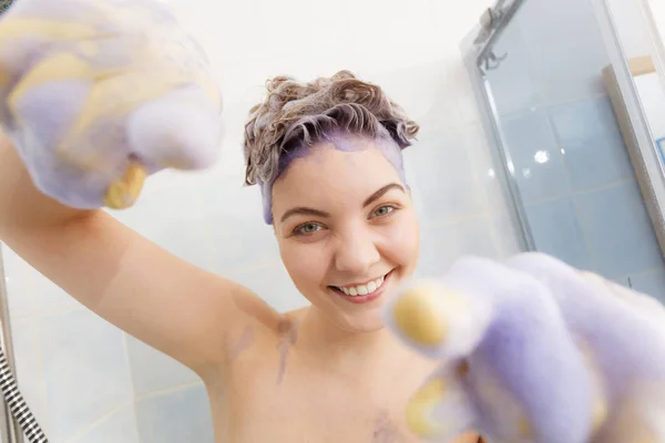 Mujer Aplicando Champú Para Colorear Cabello Mujer Que Tiene Producto — Foto de Stock